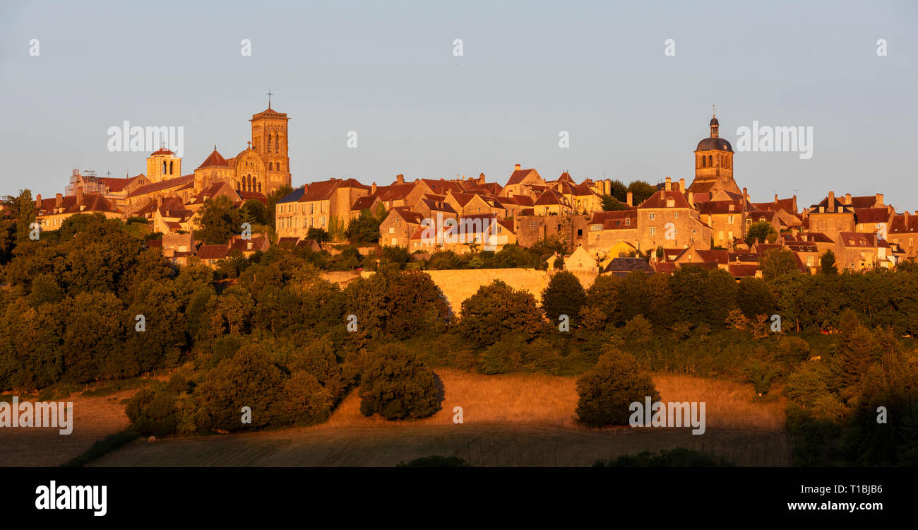 L'UNESCO le village de Vézelay, sur une colline avec l'abbaye bénédictine et église de Saint Marie Madeleine au coucher du soleil dans l'Yonne, France. Banque D'Images