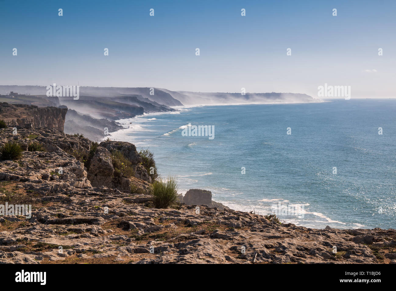 Vue du bord de la falaise de l'autre les falaises, en partie caché dans un brouillard au cours d'une marée haute. Automne bleu ciel. Horizon de l'océan Atlantique. Banque D'Images