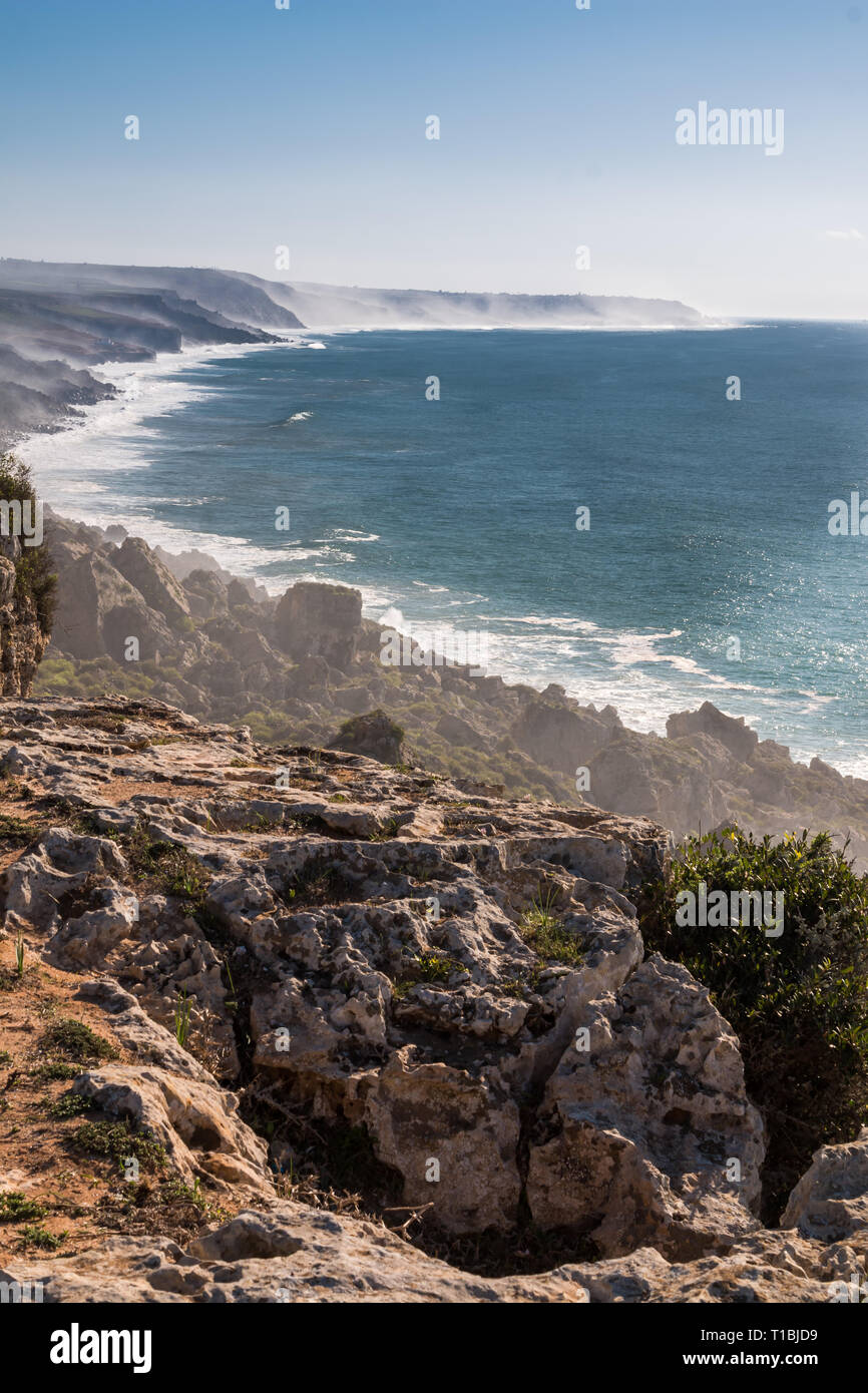 Vue du bord de la falaise de l'autre les falaises, en partie caché dans un brouillard au cours d'une marée haute. Automne bleu ciel. Horizon de l'océan Atlantique. Banque D'Images