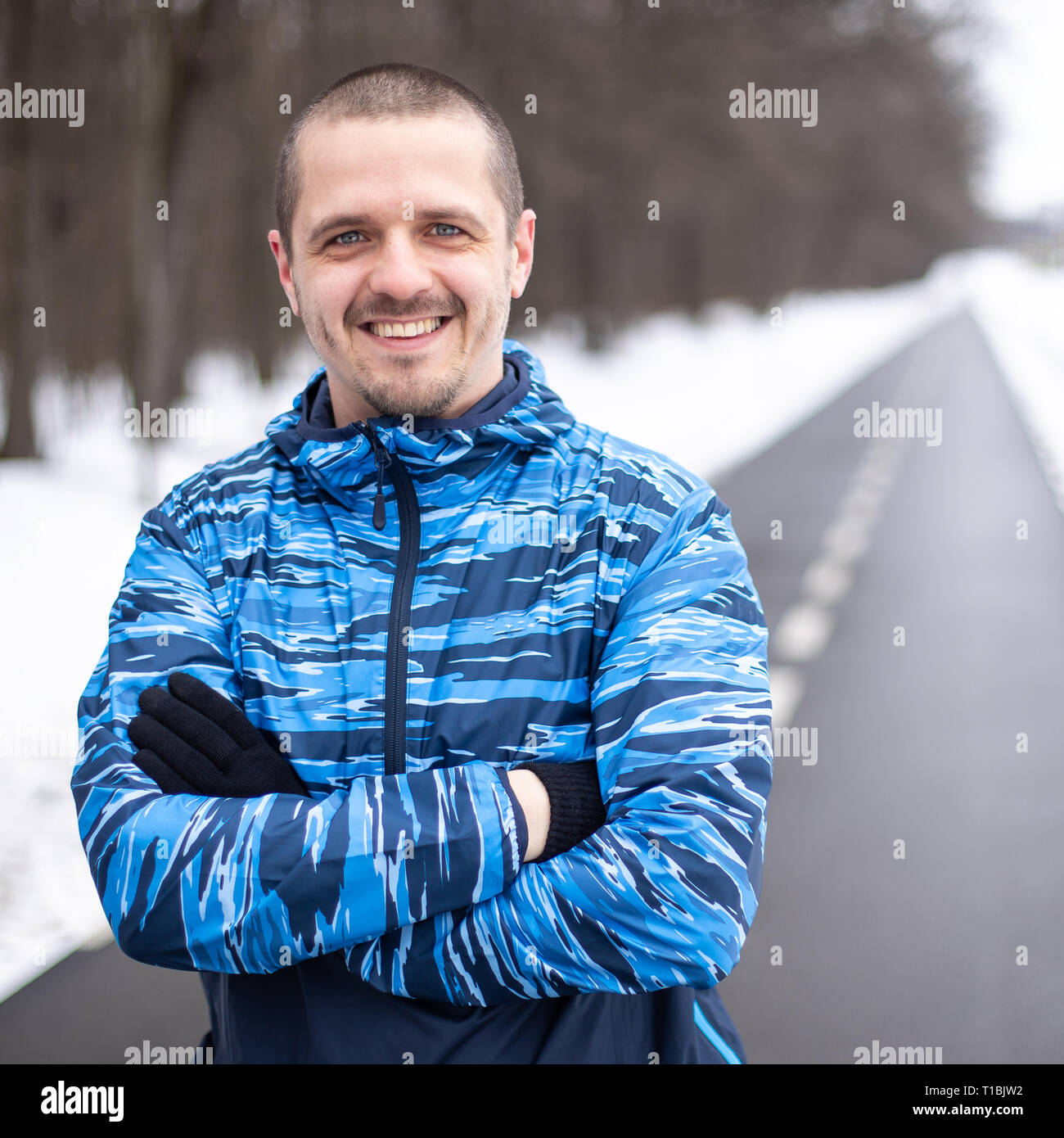 L'homme sportif runner à la caméra en souriant et Banque D'Images