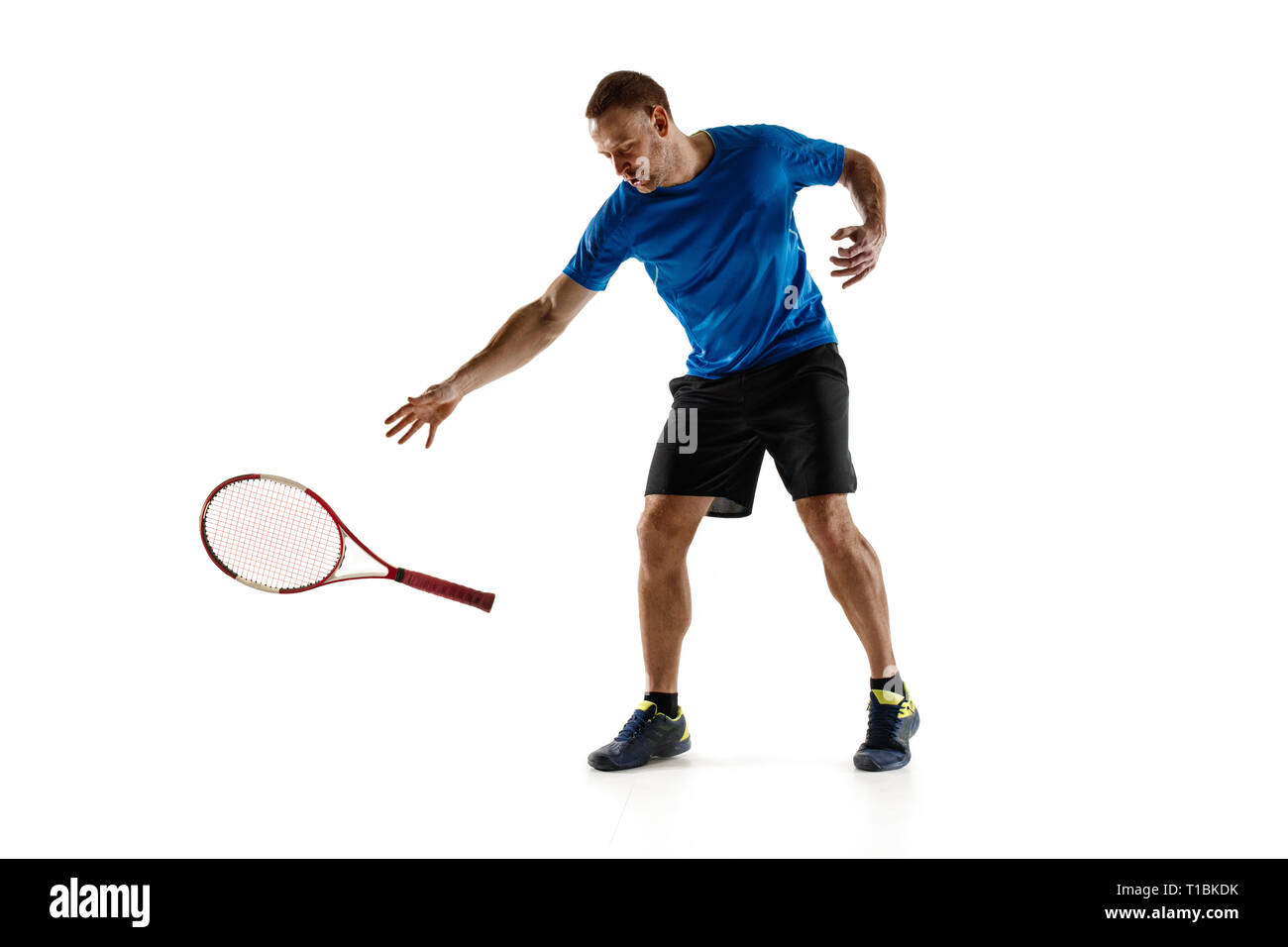 Le joueur de tennis a souligné de pierres et casser une raquette dans la colère et la rage à la cour. Les émotions humaines, de défaite, crash, panne, perte concept. Athlète isolated on white Banque D'Images