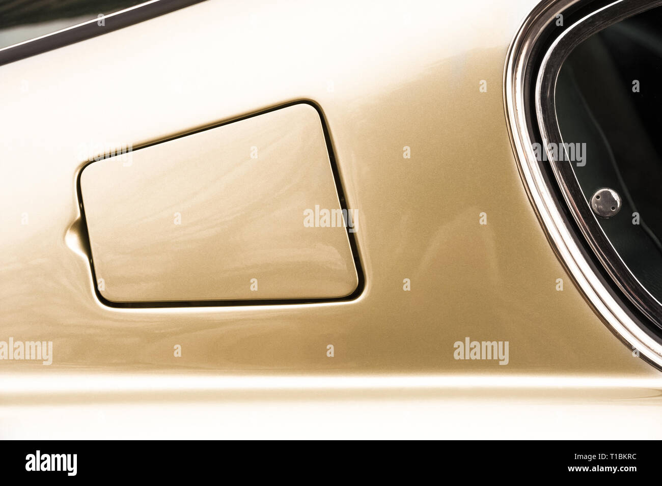 Le bouchon de remplissage du réservoir de gaz d'or sur une vieille voiture de sport classique Banque D'Images