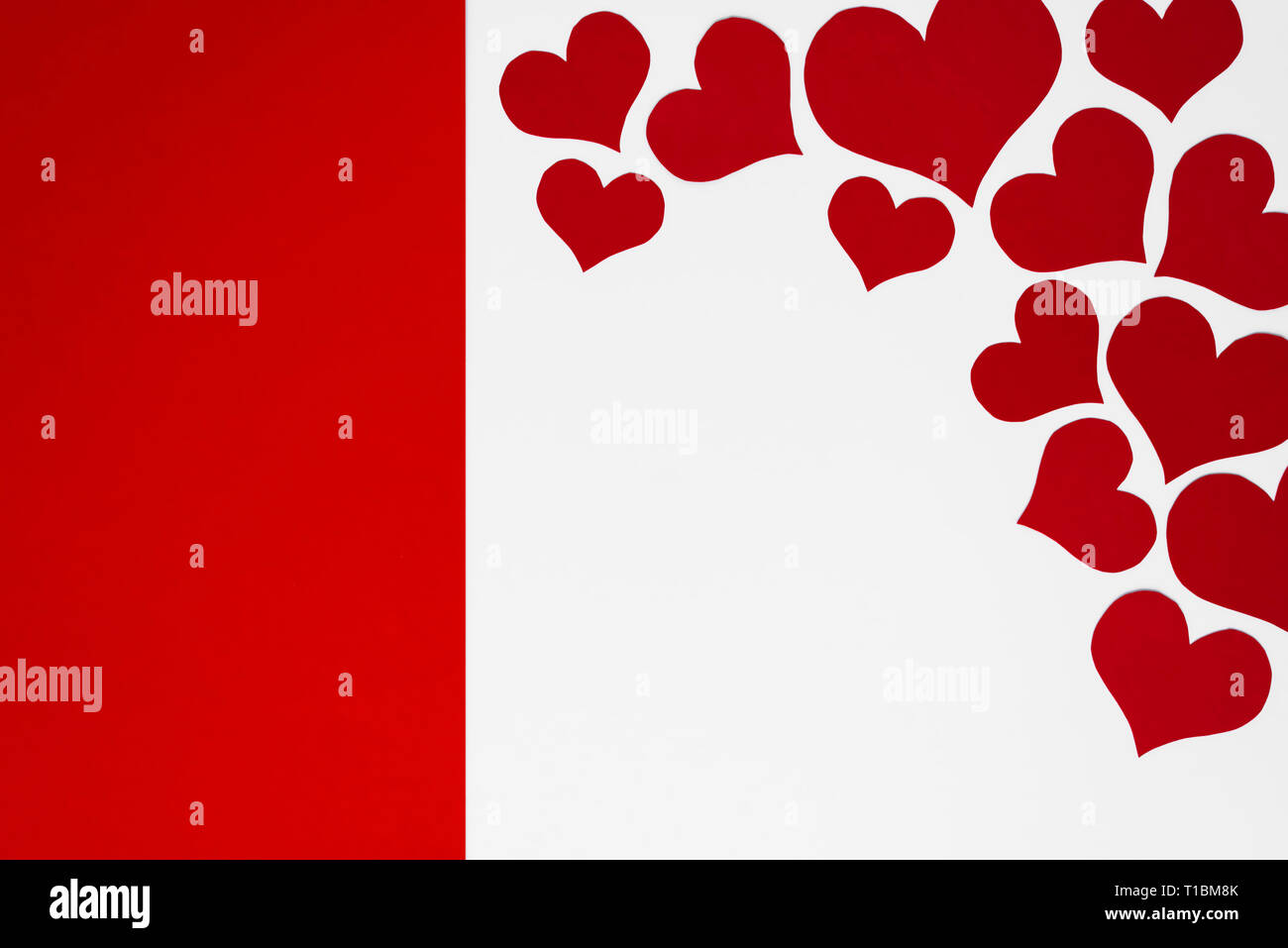 Coeurs rouge romantique sur fond rouge et blanc comme un cadre avec copie espace pour Happy Valentines texte. Concept pour les mères ou Womens Day card. Banque D'Images