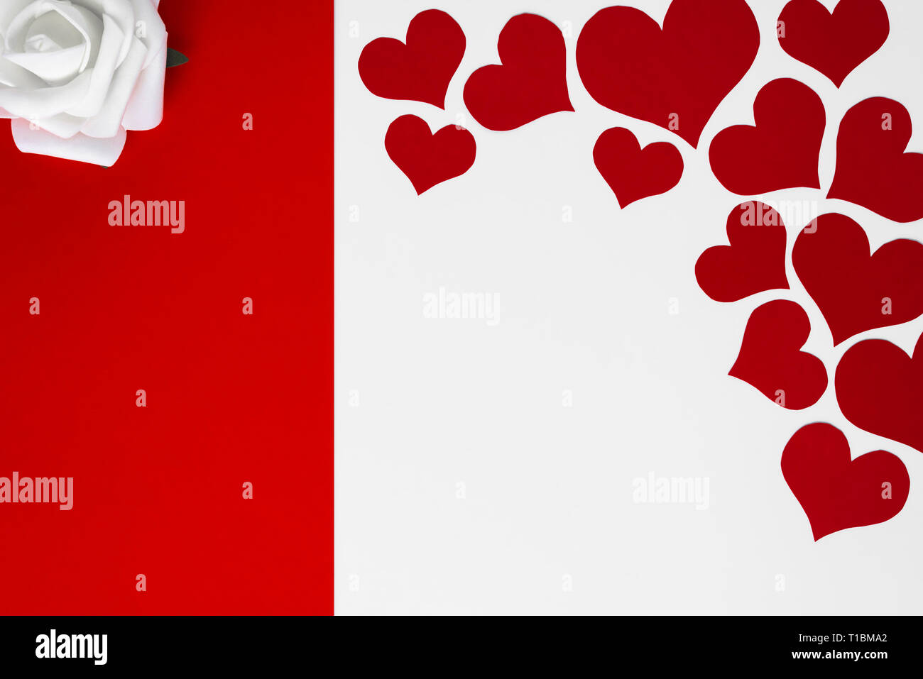 Coeur rouge et blanc romantique rose avec cadre rouge et copiez l'espace pour Happy Valentines texte. Concept pour les mères ou Womens Day card. Banque D'Images