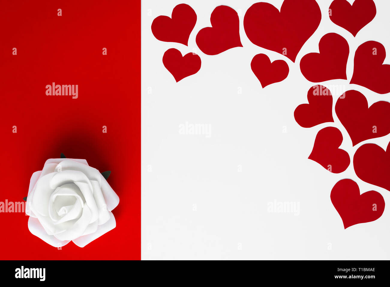 Coeur rouge et blanc romantique rose sur deux couleurs de fond, comme un cadre avec copie espace. Happy Valentines. Concept pour les mères ou Womens Day card. Banque D'Images