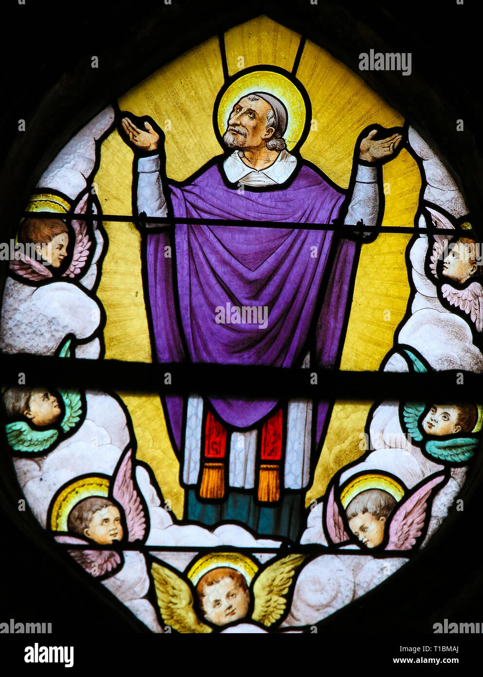 Vitraux dans l'église de Saint Severin, Quartier Latin, Paris, France, représentant Saint Vincent de Paul dans le ciel Banque D'Images