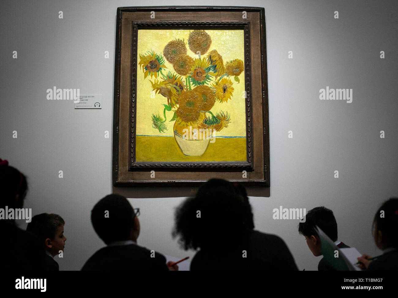 Les enfants de l'école examiner 'Sunflowers" (1888) de Vincent van Gogh au cours de la prévisualisation pour l'EY : exposition Van Gogh et la Grande-Bretagne à la Tate Britain, Londres, qui jette un regard nouveau sur l'artiste à travers sa relation avec la Grande-Bretagne. Banque D'Images