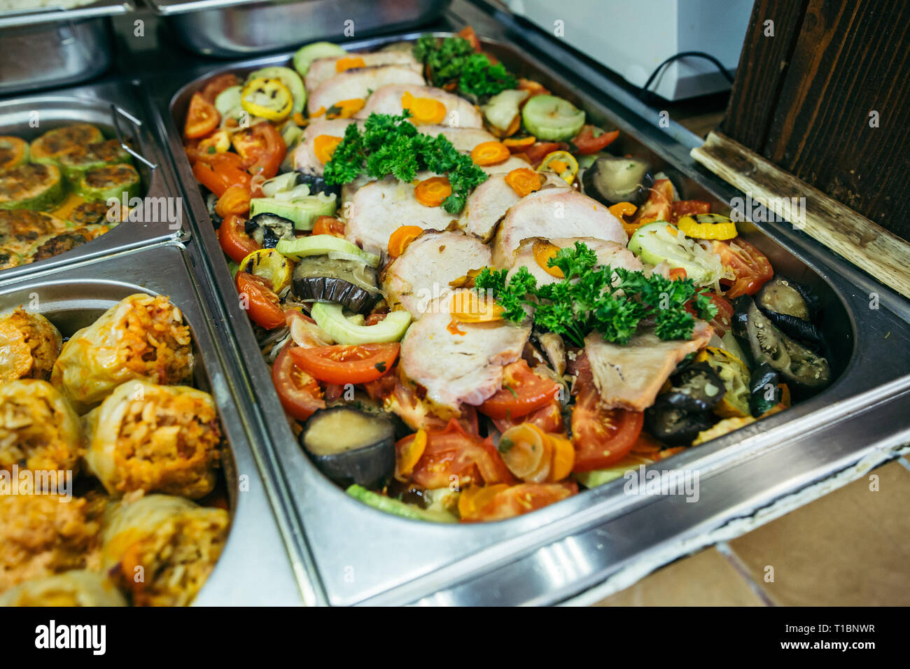 Sex ragoût de légumes avec de la viande dans un bac en fer Banque D'Images