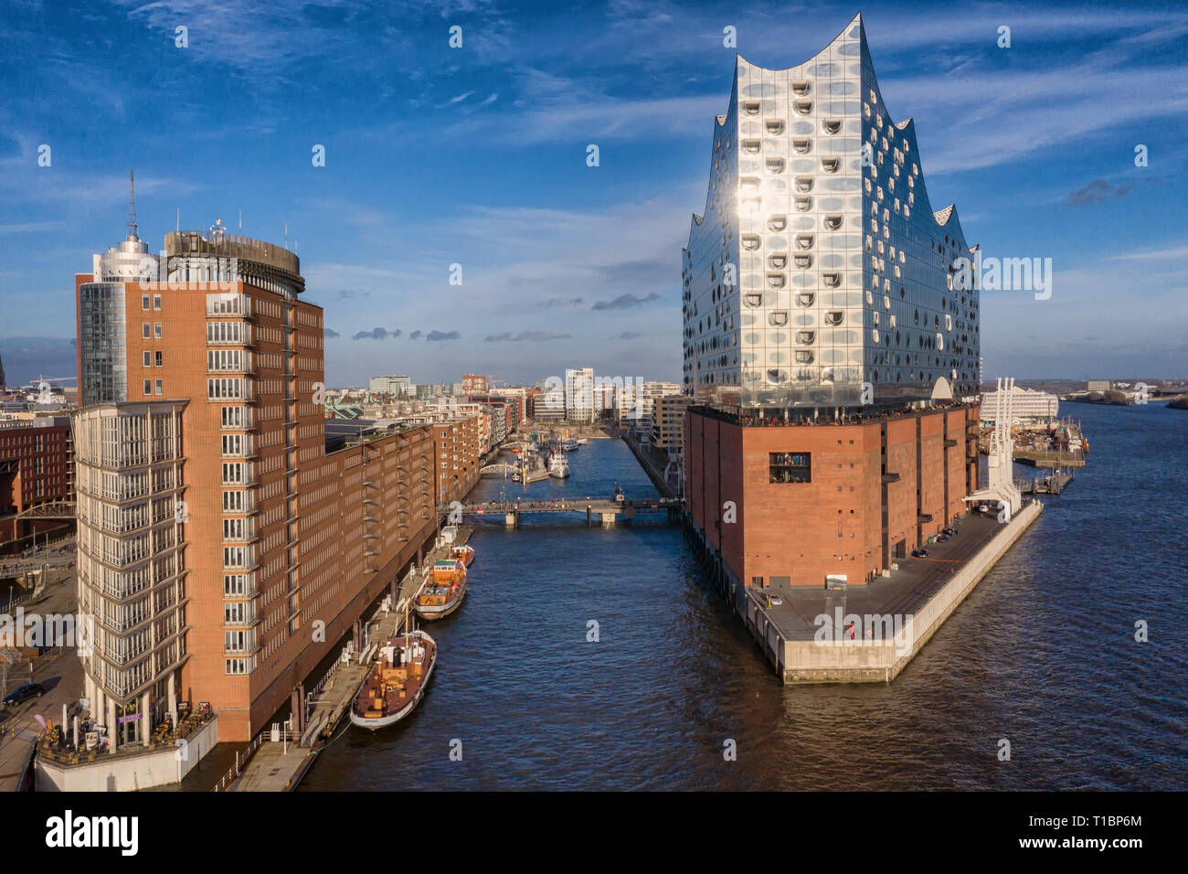 Hafencity trimestre avec la Philharmonie de l'Elbe Banque D'Images