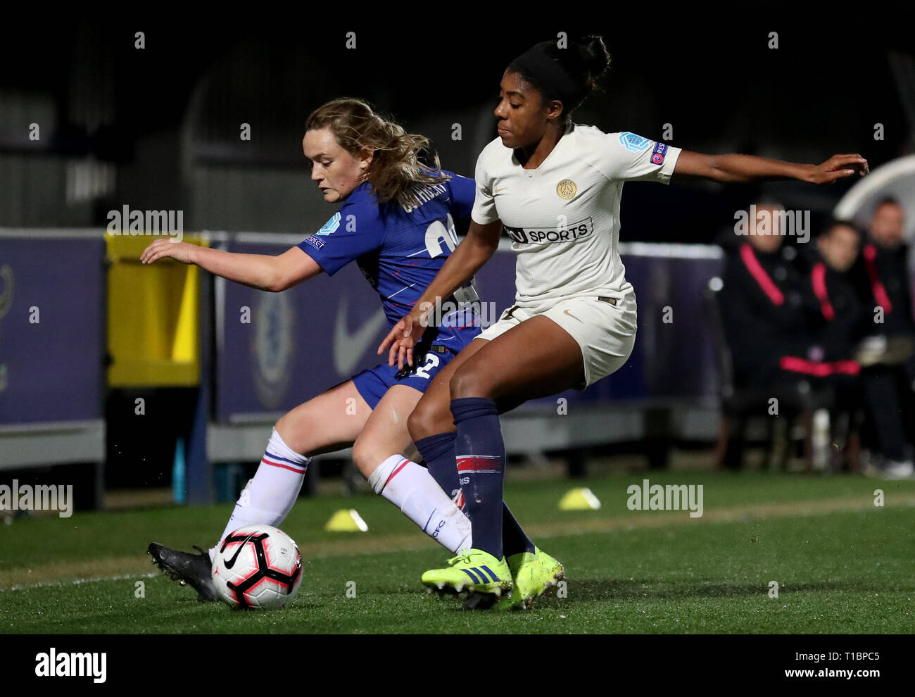 Chelsea Women's Erin Cuthbert batailles pour la balle avec Paris Saint-Germain féministe Ashley Lawrence au cours de l'UEFA Women's Champions League premier match de quart de finale de la jambe à la Cherry Red Records Stadium, Londres. Banque D'Images