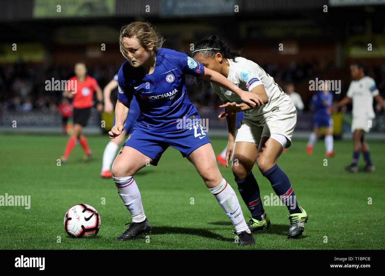 Chelsea Women's Erin Cuthbert en action avec Paris Saint-Germain féministe Perle Morroni au cours de l'UEFA Women's Champions League premier match de quart de finale de la jambe à la Cherry Red Records Stadium, Londres. Banque D'Images