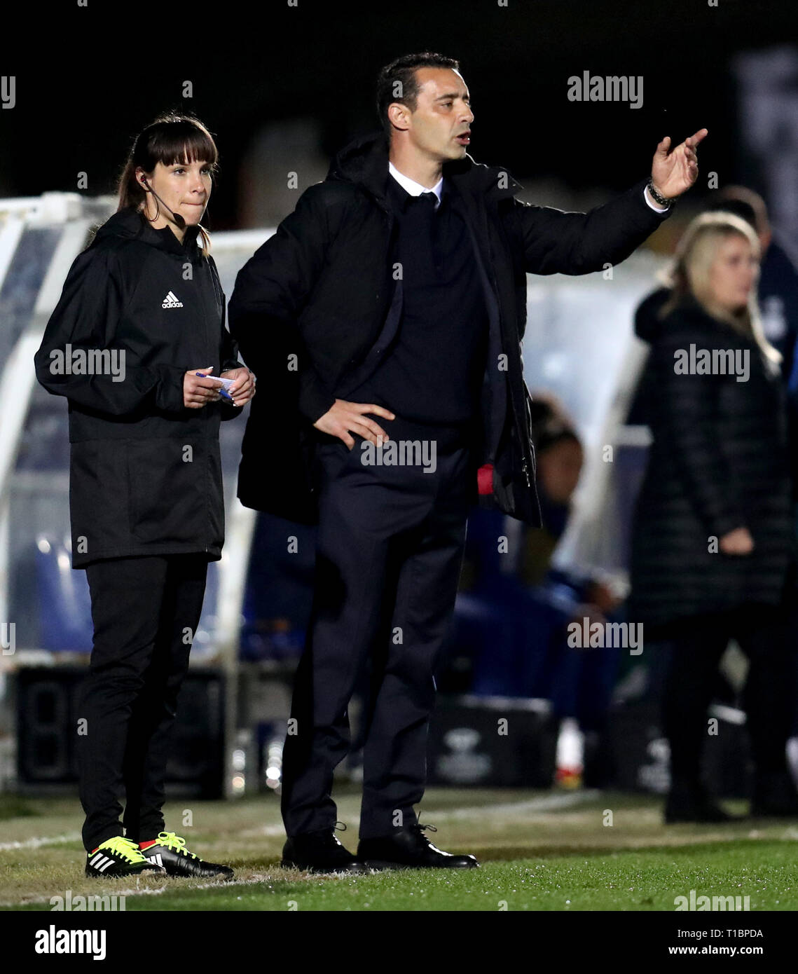 Paris Saint-Germain Olivier Echouafni Femmes manager au cours de l'UEFA Women's Champions League premier match de quart de finale de la jambe à la Cherry Red Records Stadium, Londres. Banque D'Images