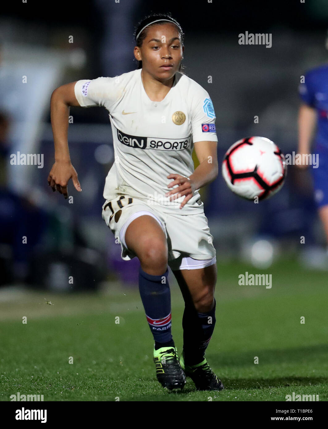 Paris Saint-Germain féministe Perle Morroni en action au cours de l'UEFA Women's Champions League premier match de quart de finale de la jambe à la Cherry Red Records Stadium, Londres. Banque D'Images