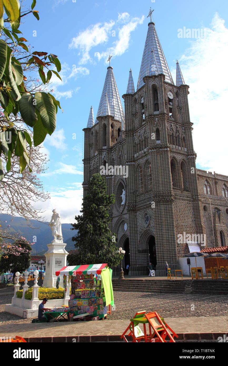Basilique de l'Immaculée Conception Église dans la place principale de Jardin Antioquia, district de Colombie, construit en pierre de style néogothique en Banque D'Images