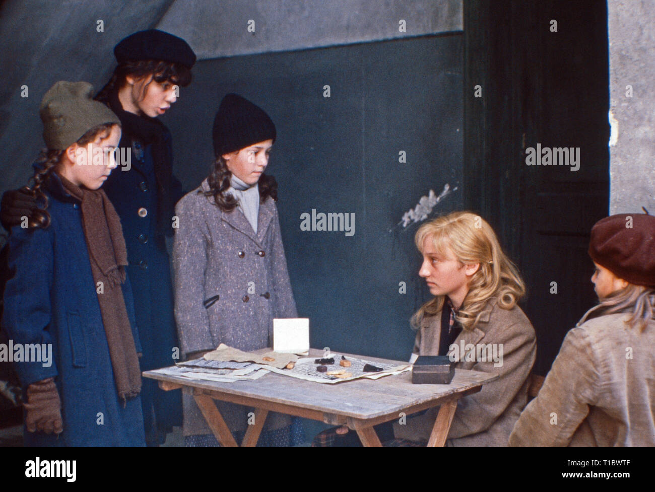 Ein Stuck Himmel Fernsehserie Deutschland 1982 Regie Franz Peter Wirth Aus Dem Familienalbum Der Autorin Janina David Oben Mutter Vater Und Celia Marek Fanziskanerin Zofia Und Janina David Photo Stock Alamy