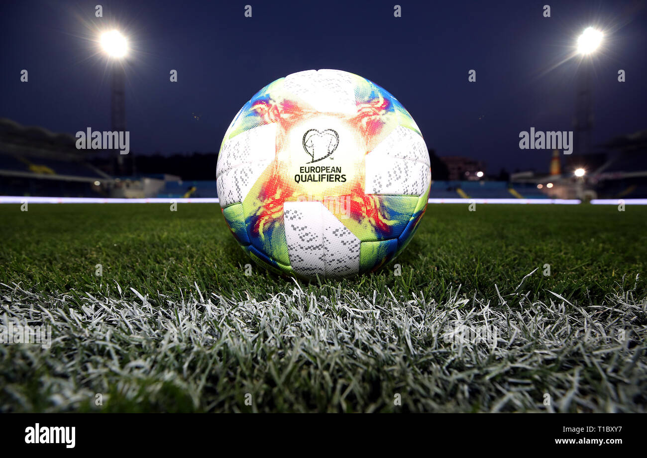 Ballon de match officiel uefa euro 2020 Banque de photographies et d'images  à haute résolution - Alamy