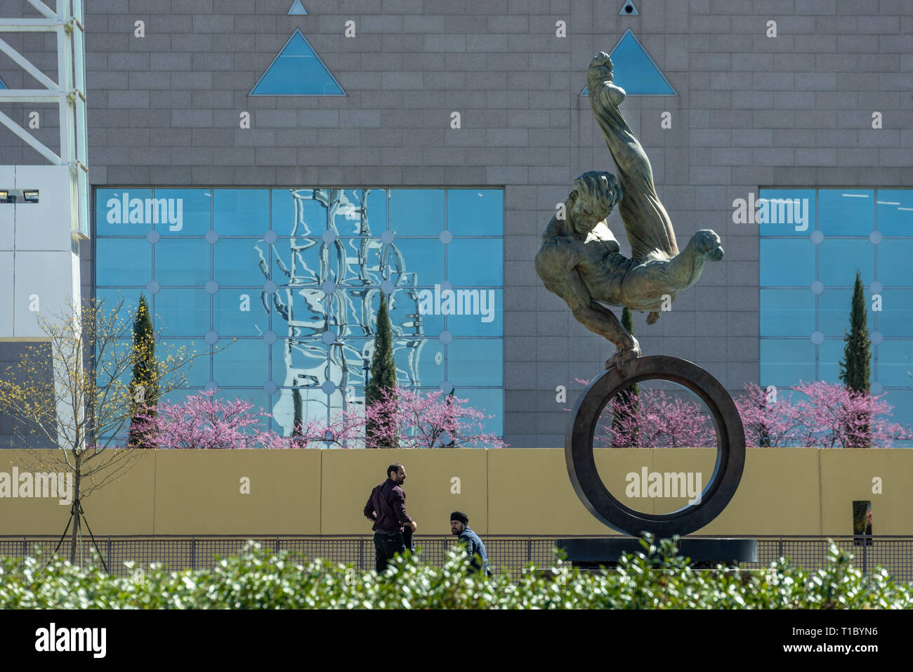 Le style par le sculpteur Richard MacDonald sur la Georgia International Plaza entre Mercedes-Benz Stadium et State Farm Arena à Atlanta, Géorgie, USA. Banque D'Images