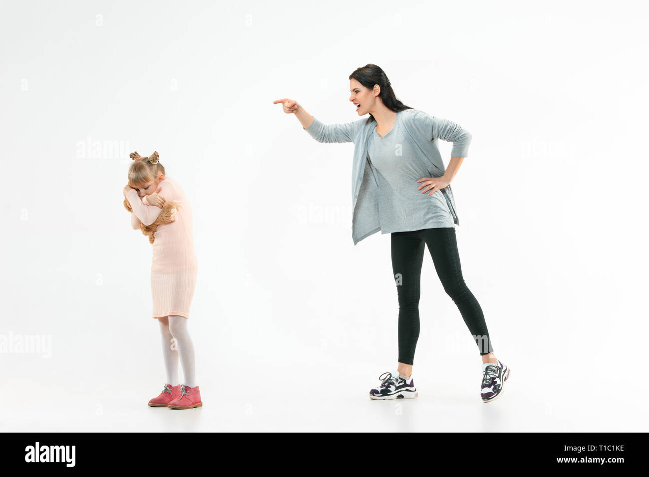 Mère en colère reprochant sa fille à la maison. Portrait de famille émotionnelle. Les émotions humaines, de l'enfance, les problèmes, les conflits, la vie domestique, concept de relation Banque D'Images