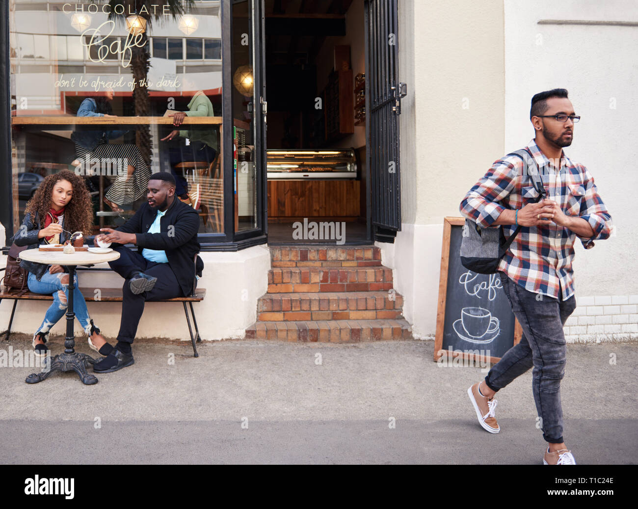 Avoir des amis gâteaux et du café ensemble à un sidewalk cafe Banque D'Images