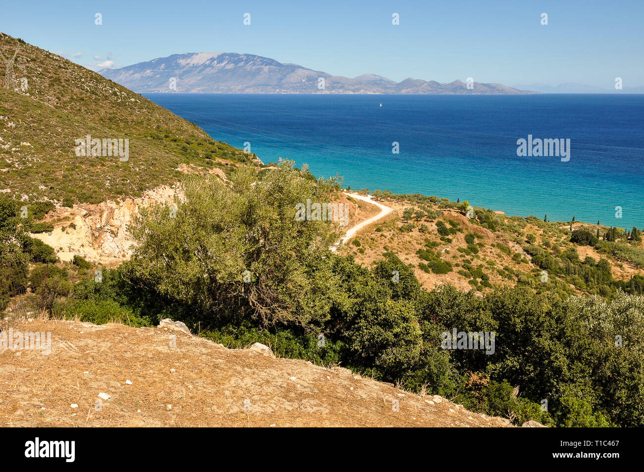 Seascape colorés de locations en Grèce avec vue sur la mer bleue et une autre île grecque sur l'horizon. Au cours de voyages vacances, journée ensoleillée sur les collines wit Banque D'Images