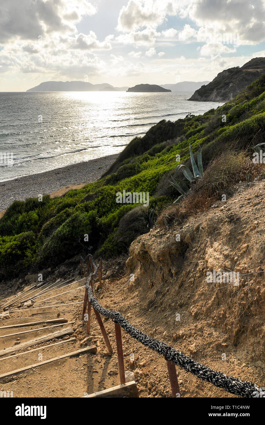 Beau paysage de vacances chemin de l'exploitation des sables bitumineux, avec vue sur les montagnes et la plage vide romantique sur l'horizon dans le soleil. Vue du sable de couleur Banque D'Images