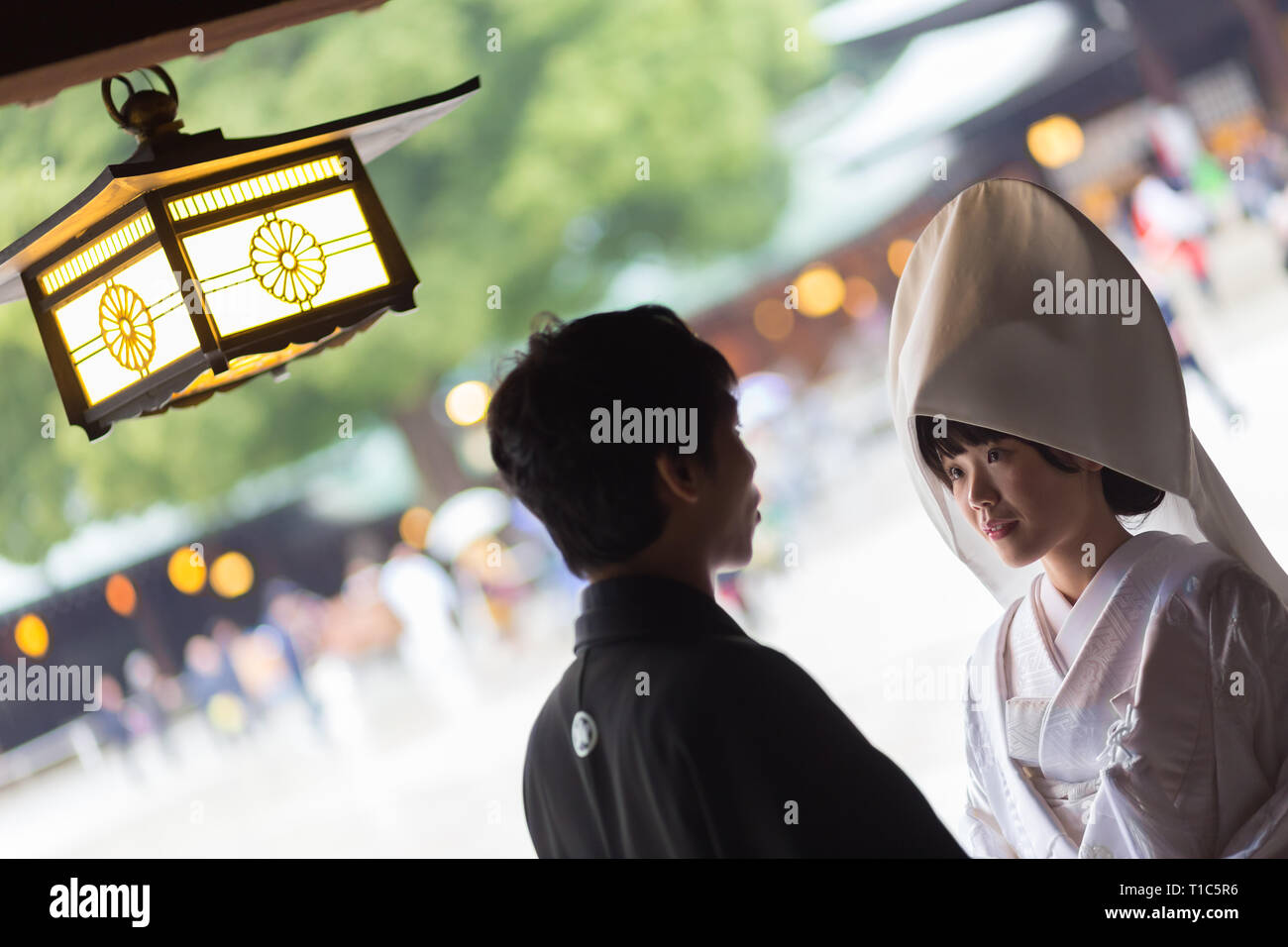 Les jeunes mariés heureux et de l'épouse pendant la cérémonie de mariage traditionnel japonais à Meiji-jingu à Tokyo, Japon, le 23 novembre 2013. Banque D'Images