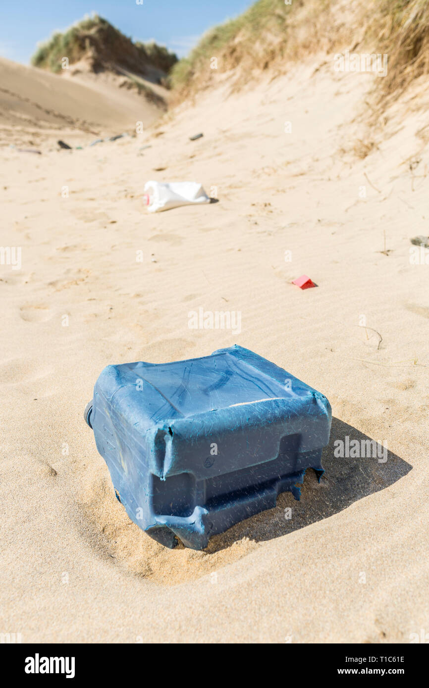 La pollution en plastique à l'océan Atlantique, l'île de Lewis, îles Hébrides, Ecosse, Royaume-Uni Banque D'Images