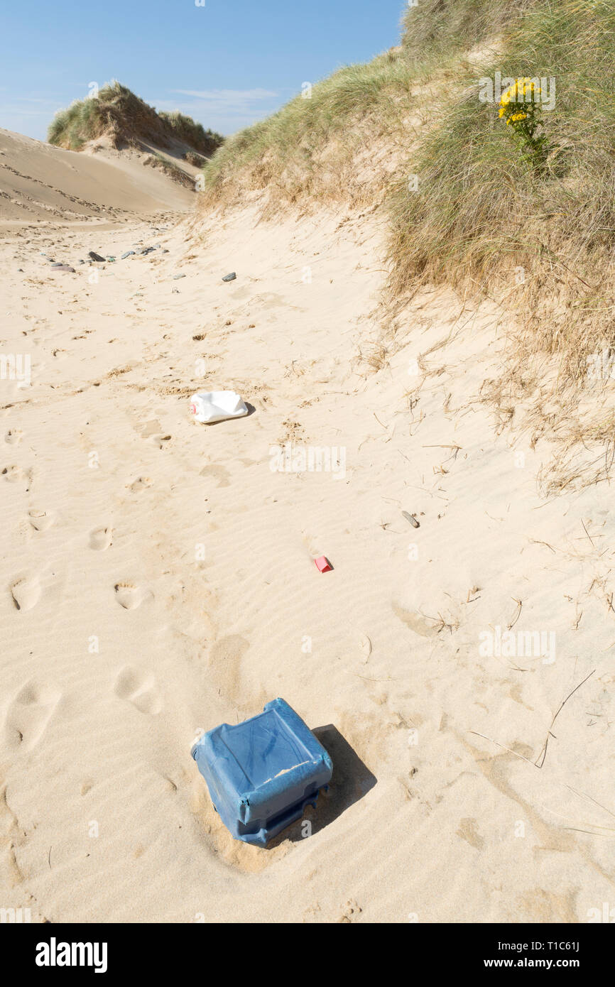 La pollution en plastique à l'océan Atlantique, l'île de Lewis, îles Hébrides, Ecosse, Royaume-Uni Banque D'Images