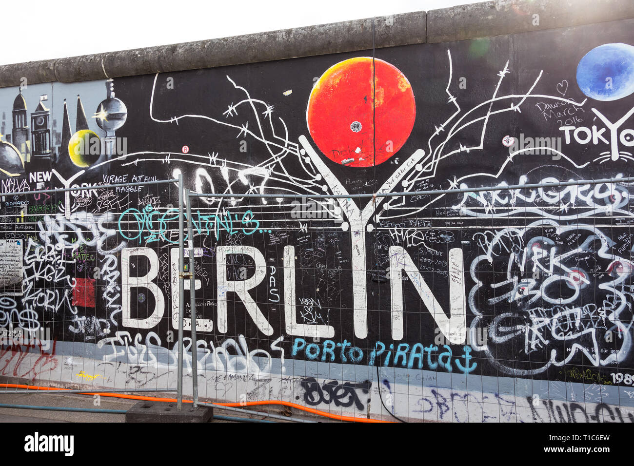 Graffiti Sur Mur De Berlin Aujourd Hui Un Monument International De La Liberte Photo Stock Alamy