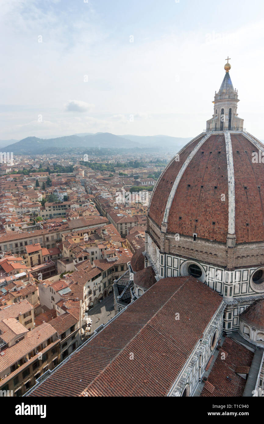 View sur le Duomo et les toits de Florence, le Campanile de Giotto. Banque D'Images