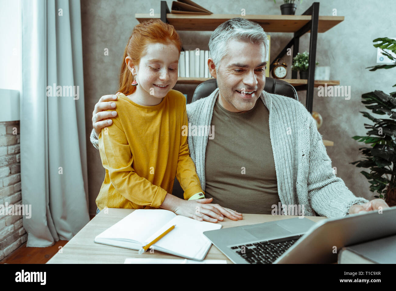 Nice joyeux père et fille smiling together Banque D'Images