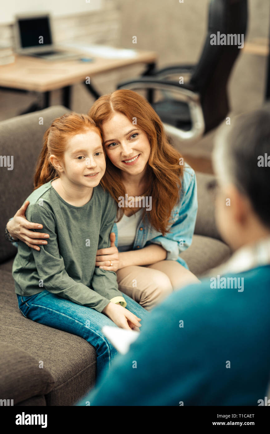 Ravi belle mère et fille à la recherche à leur médecin Banque D'Images