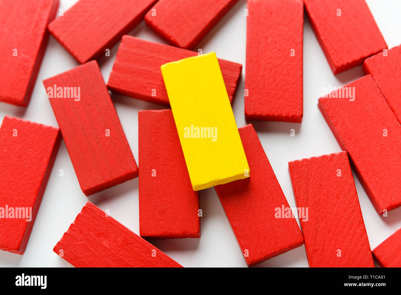 Un bloc de bois jaune qui se trouvent au-dessus d'autres Banque D'Images