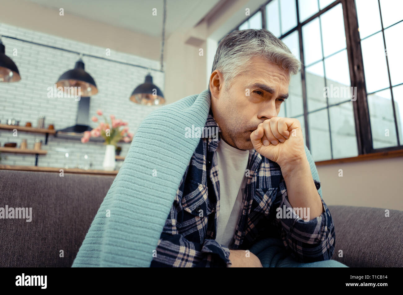 Triste Malheureux homme souffrant d'une forte toux Banque D'Images