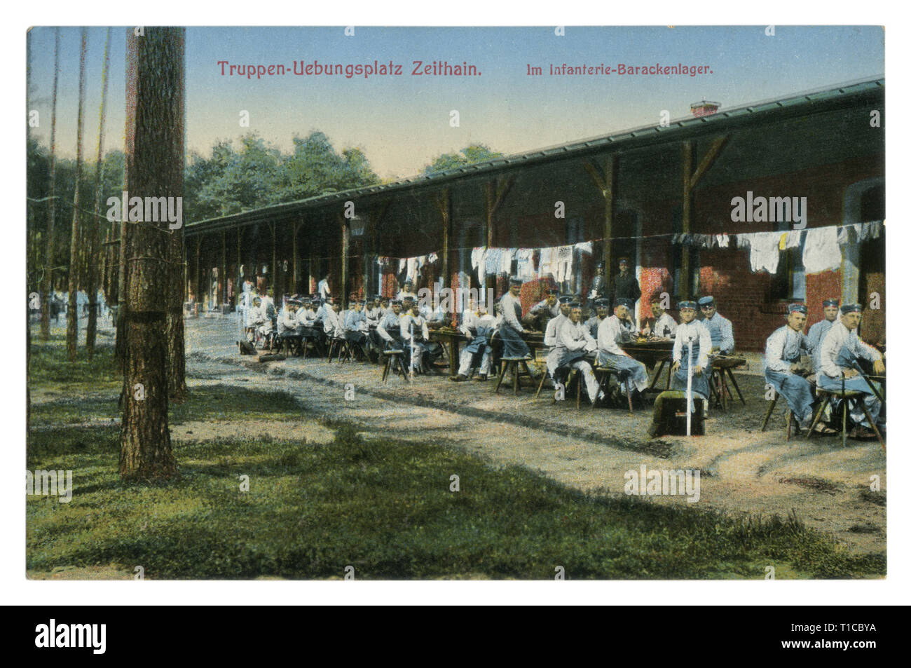 Historique de l'armée allemande carte postale : base d'entraînement en caserne d'infanterie. Zeithain, les soldats mangent à l'air libre, photo couleur, la première guerre mondiale 1914-1918 Banque D'Images