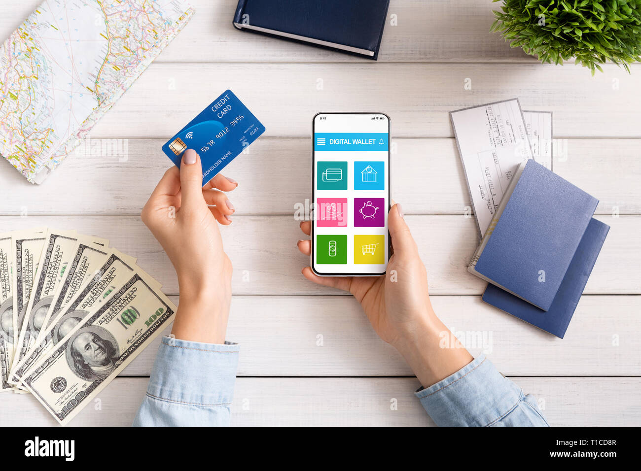 La main féminine ticket de réservation avec carte de crédit et téléphone Banque D'Images