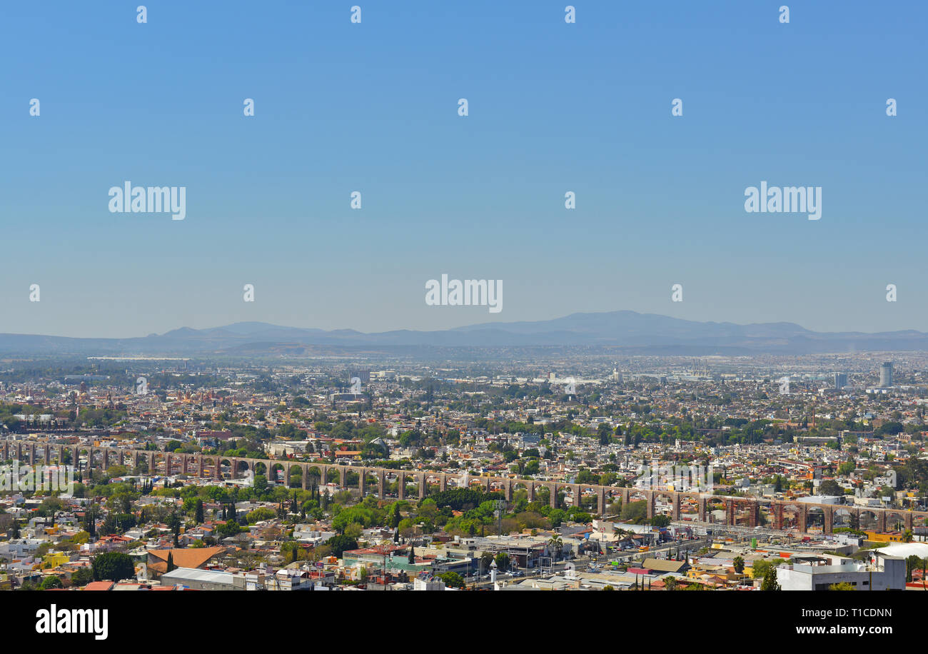 Paysage urbain de la ville de Queretaro au cours de la journée avec son célèbre viaduc de style colonial, au Mexique. Banque D'Images