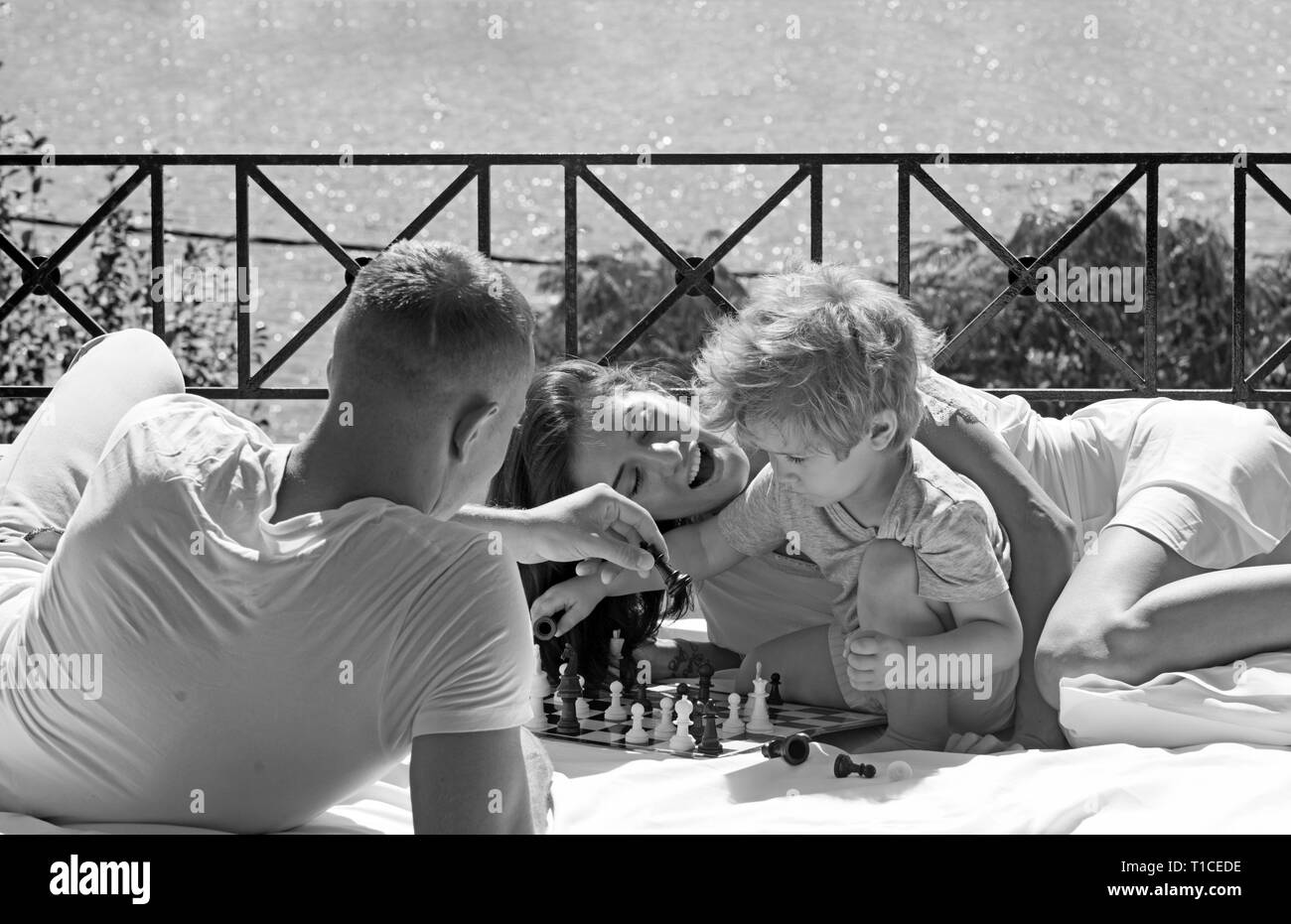 L'amour et la confiance que les valeurs familiales. love concept de famille jouer aux échecs avec petit garçon sur balcon ensoleillé. Banque D'Images
