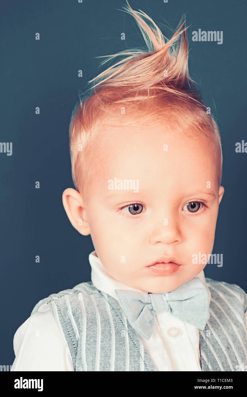 Coupe De Cheveux Garcon Blond Être naturel est plus élégant. Petit garçon avec un coupe de cheveux. Garçon  enfant avec des cheveux blonds. Petit enfant avec haut coupe de cheveux.  Soins des cheveux sains h Photo Stock -