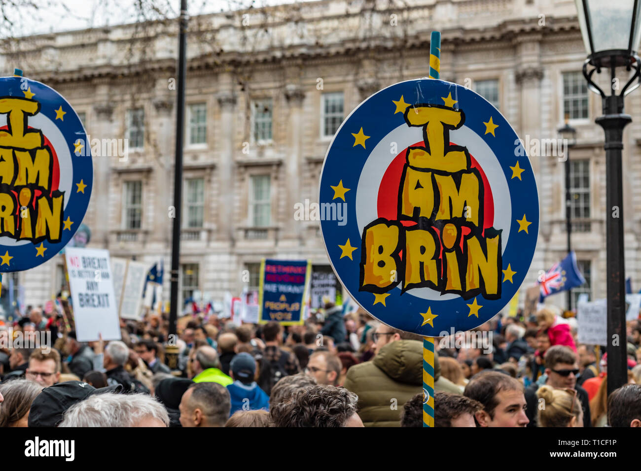 Londres, Royaume-Uni - 23 mars 2019 : un million de personnes se sont réunies à Westminster pour protester avec des bannières contre Brexit. Banque D'Images