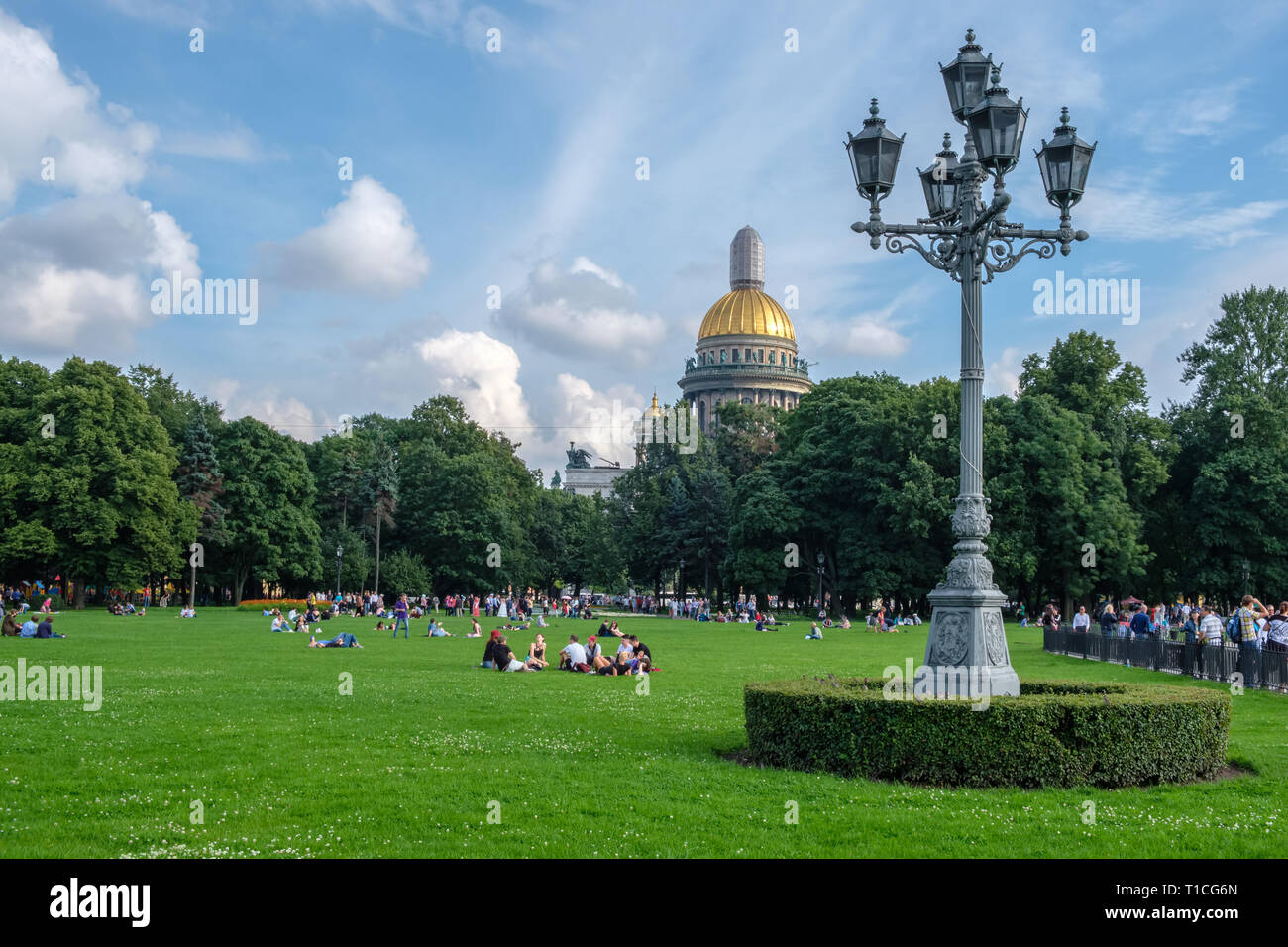 Saint-pétersbourg, Russie, le 18 août 2017 - Parc de la ville sur l'arrière-plan de la la Cathédrale Saint Isaac (Isaakievskiy Sobor). Banque D'Images