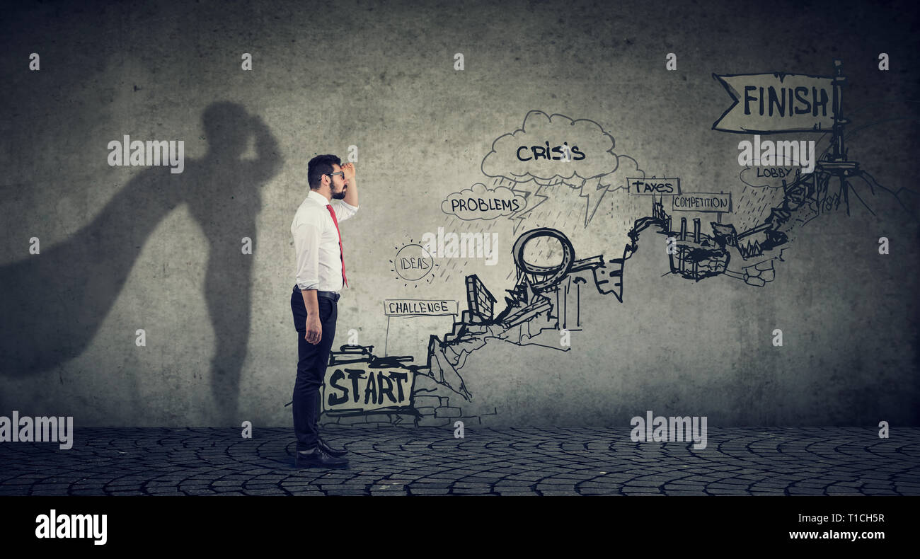 Les défis professionnels concept. Businessman imaginer d'être un super héros à la recherche des plans de carrière aspiré Banque D'Images