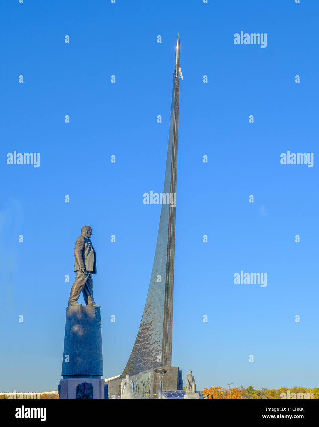 Moscou - le 12 octobre 2018 : Monument à S.P. Korolev sur l'arrière-plan du monument des conquérants de l'espace. Banque D'Images
