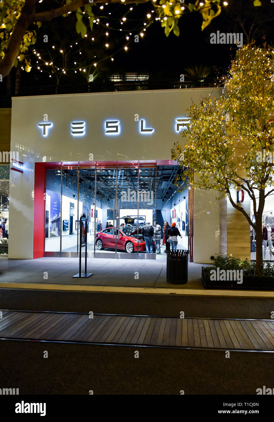 Scène de nuit extérieur d'une voiture Tesla showroom à Glendale en Californie Banque D'Images