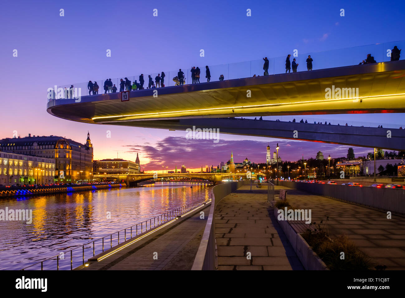 Le "pont flottant" avec des gens au-dessus de la rivière de Moscou dans le parc 'Zaryadye' près de la Place Rouge. Paysage avec vue de nuit. Banque D'Images