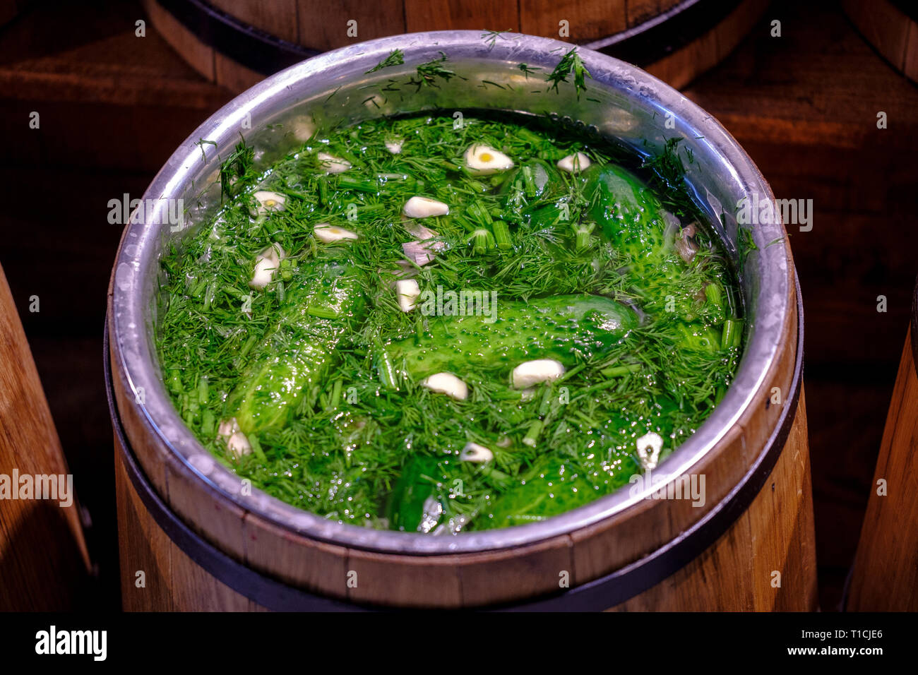 Greenberries avec concombres et l'ail dans un tonneau. Banque D'Images