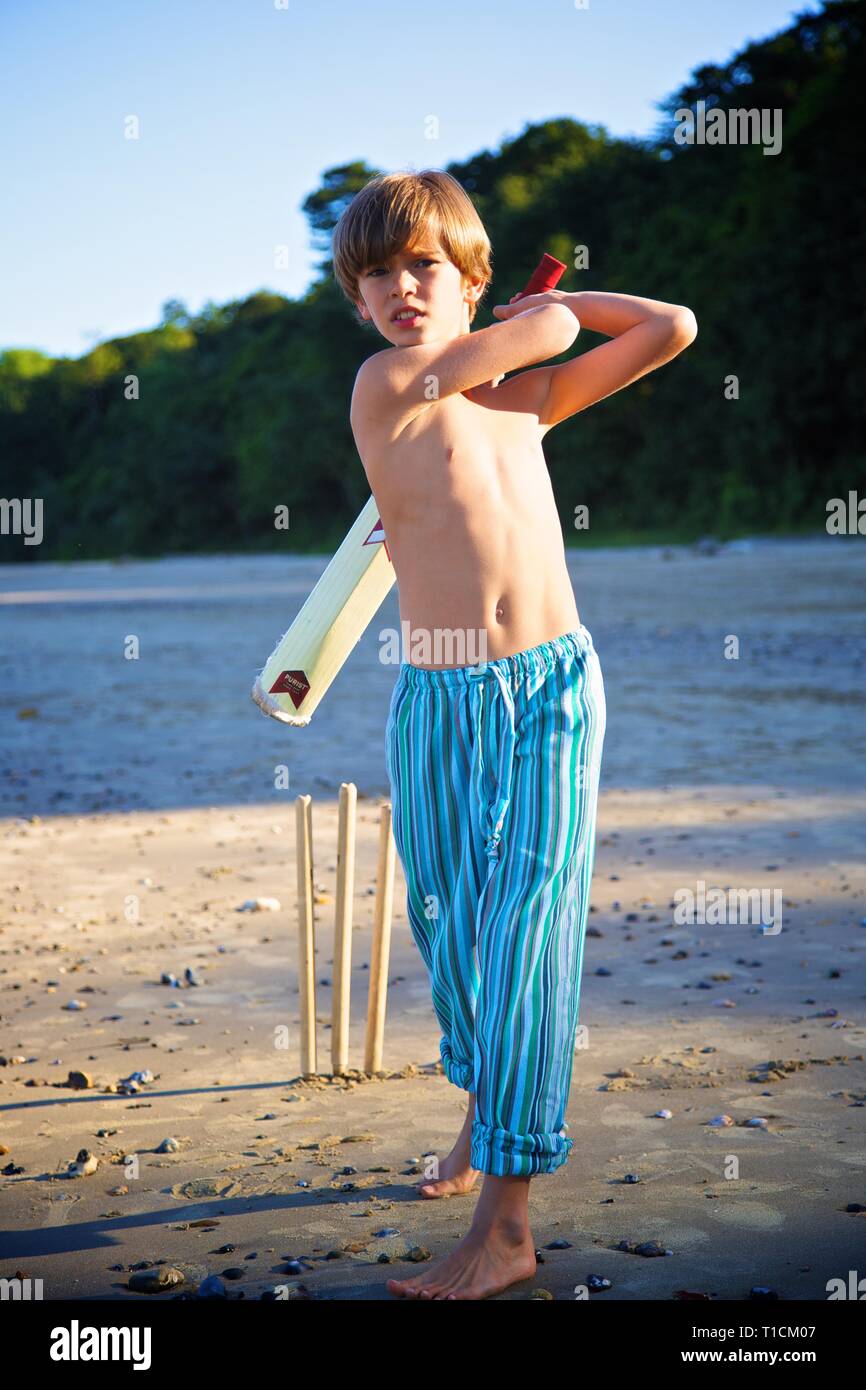 Photo De Beau Garçon De 12 Ans Garçon de 10 ans à la plage Banque de photographies et d'images à haute  résolution - Alamy