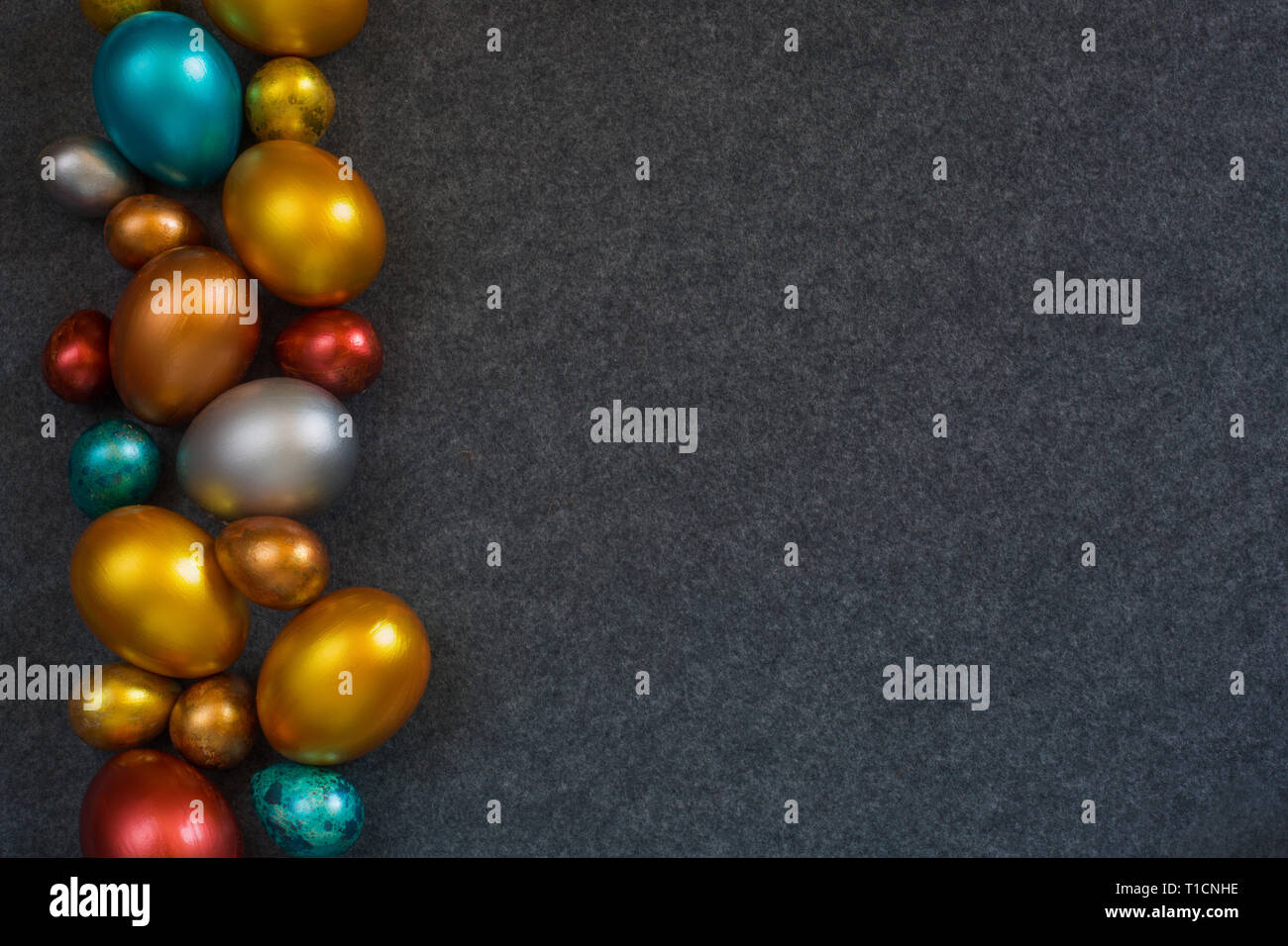 Élégant mode arrière-plan avec border frame de couleur de décoration des oeufs de Pâques métallique sur fond textile, copie espace pour le texte. Vue supérieure mise à plat Banque D'Images