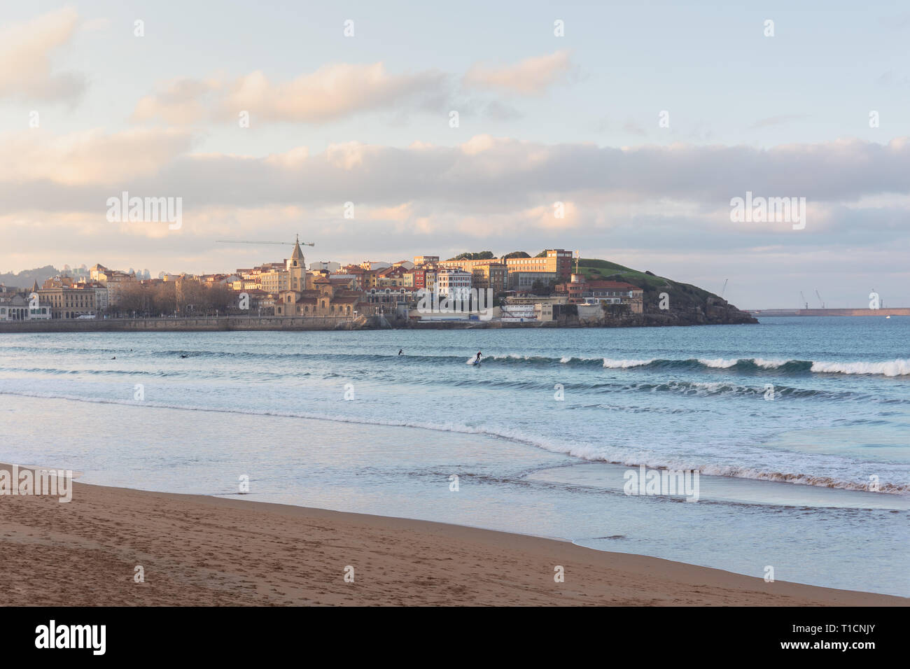 La plage de San Lorenzo est situé au cœur de Gijón. Avec une longueur de 1550 mètres et la forme de la coquille, c'est l'une des plages les plus emblématiques de t Banque D'Images