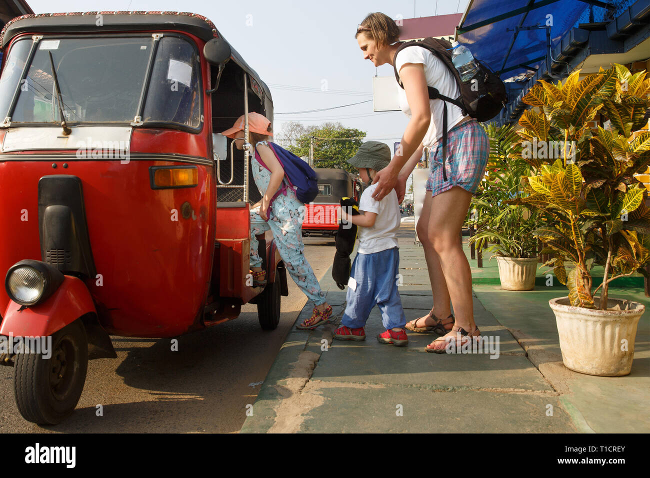 En vacances en famille, mère et enfants obtenir dans un tuk-tuk, plaisir. Voyager avec des enfants, randonnée, temps en famille, vie active concept. Banque D'Images